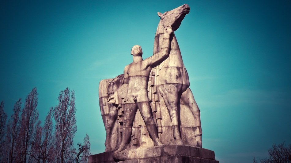 Sculpture the man with the horse
