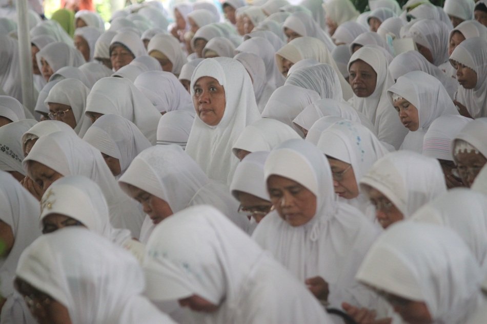 many people in white on a Muslim holiday