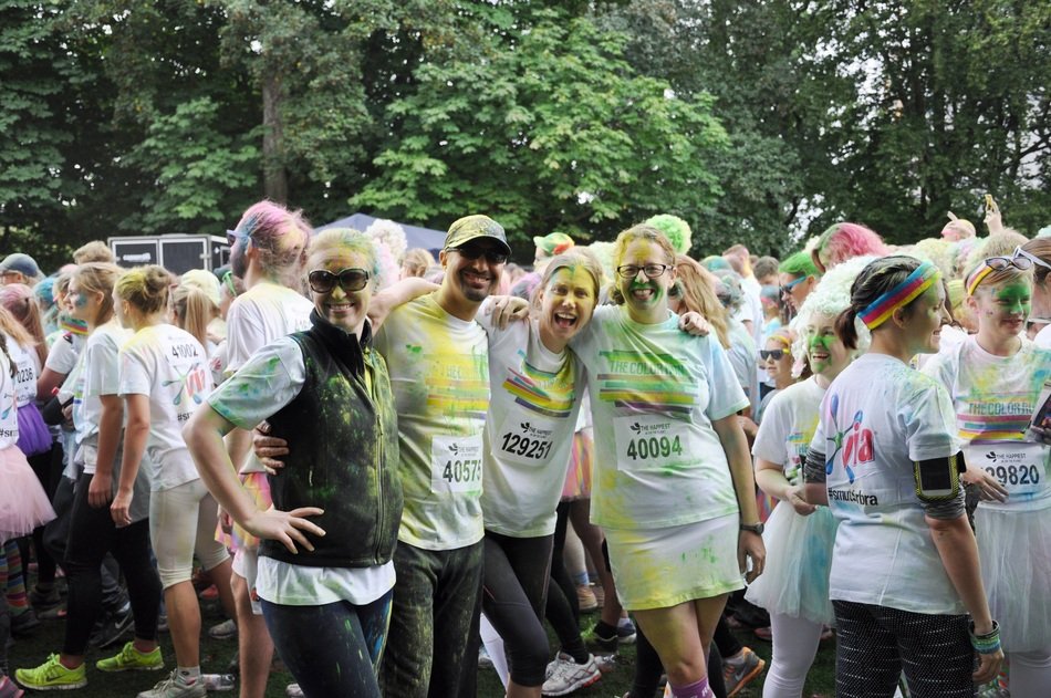 people in white clothes while running