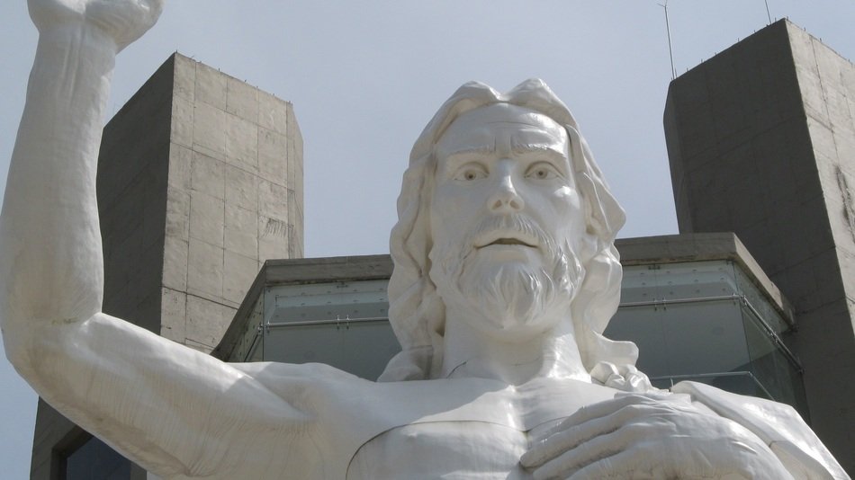 tall statue of christ in colombia