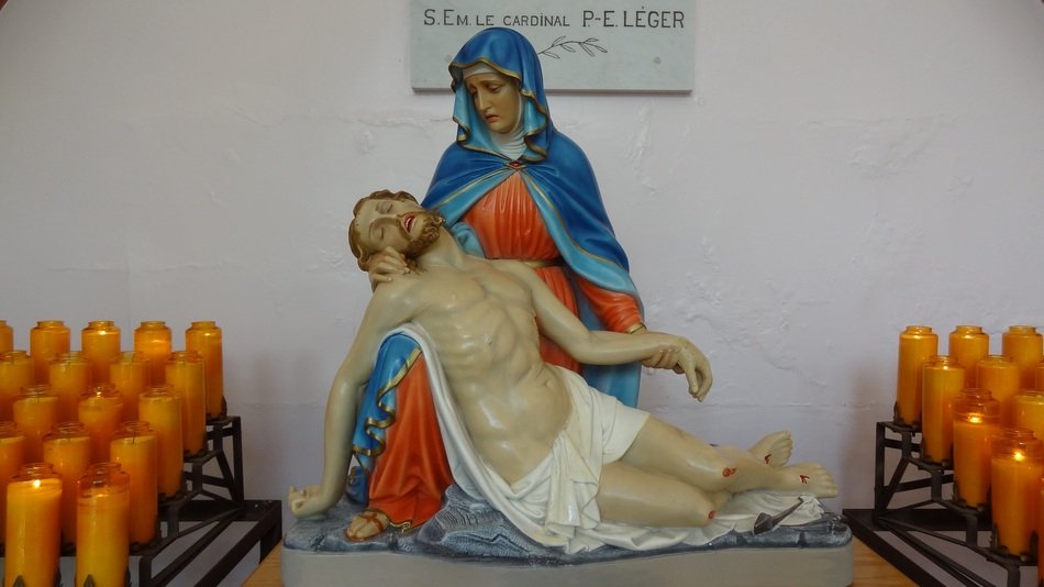 Jstatue of the virgin Mary and Jesus on her hands