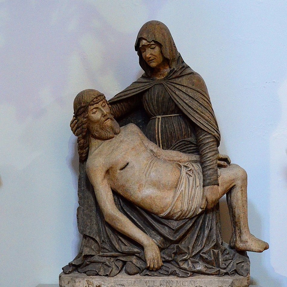 sculpture of a virgin with christ in italy