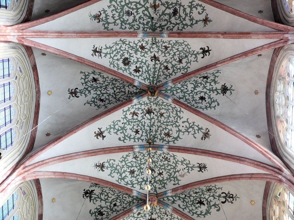 symmetry in church decoration