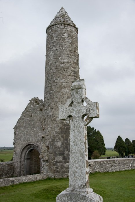 stone religious architecture in clonmacnois