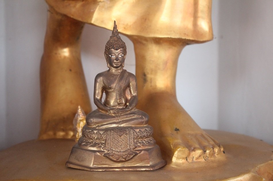 Buddha, Small Statue at feet of big one