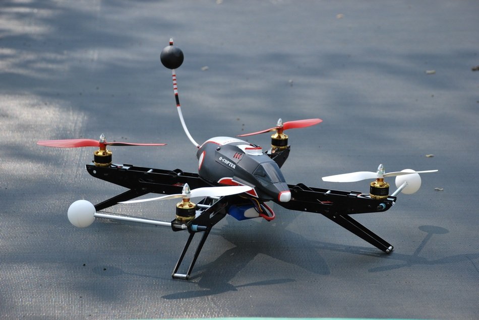 Quadrocopter with antenna on ground