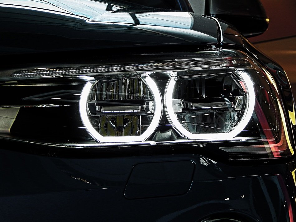 round lights at the car headlights
