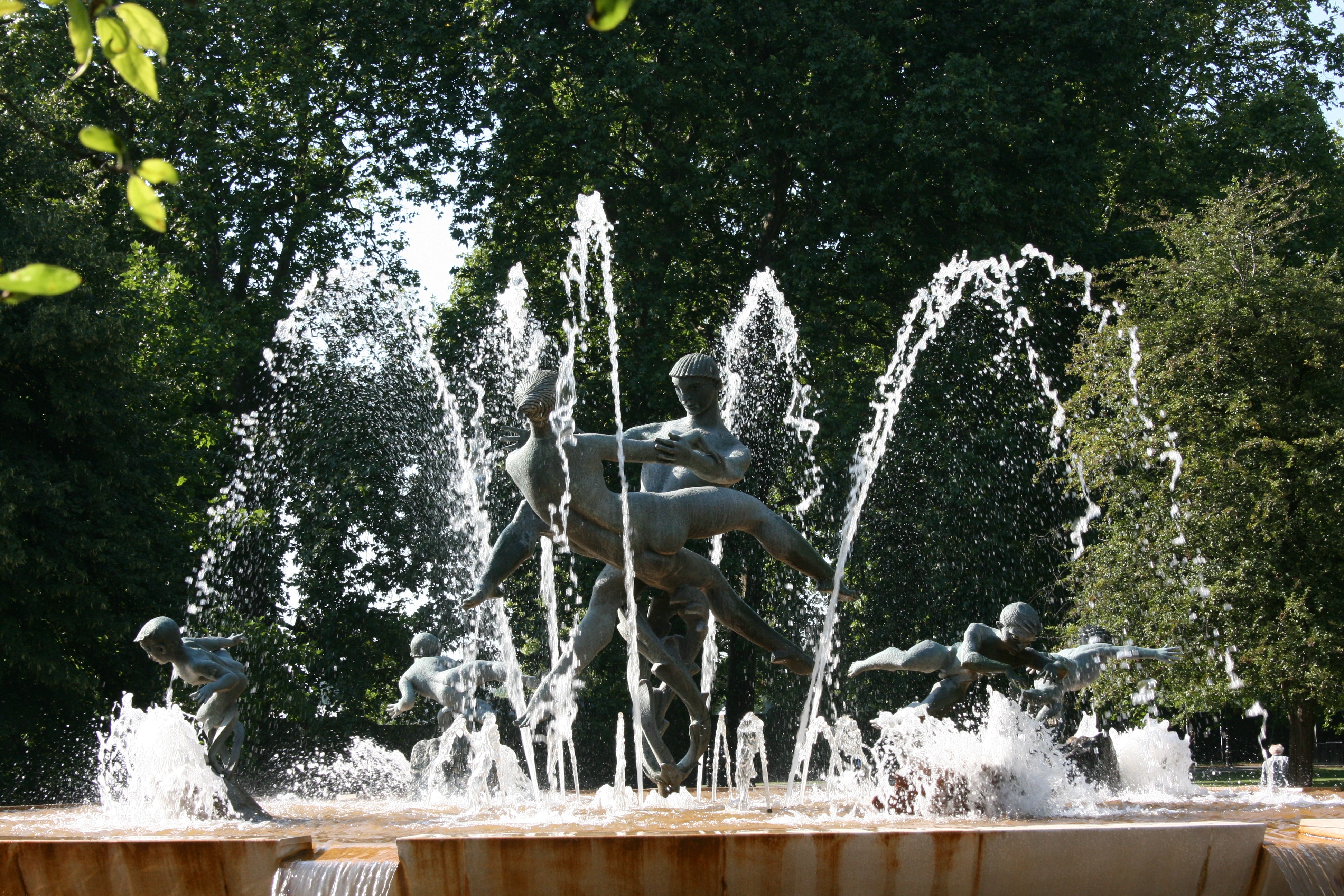 Источник искусства. Гайд-парк Hyde Park Лондон фонтан. Памятник гайд парк Лондон. Фонтаны в гайд парке в Лондоне. Фонтан стил ВОТЕР В гайд парке.