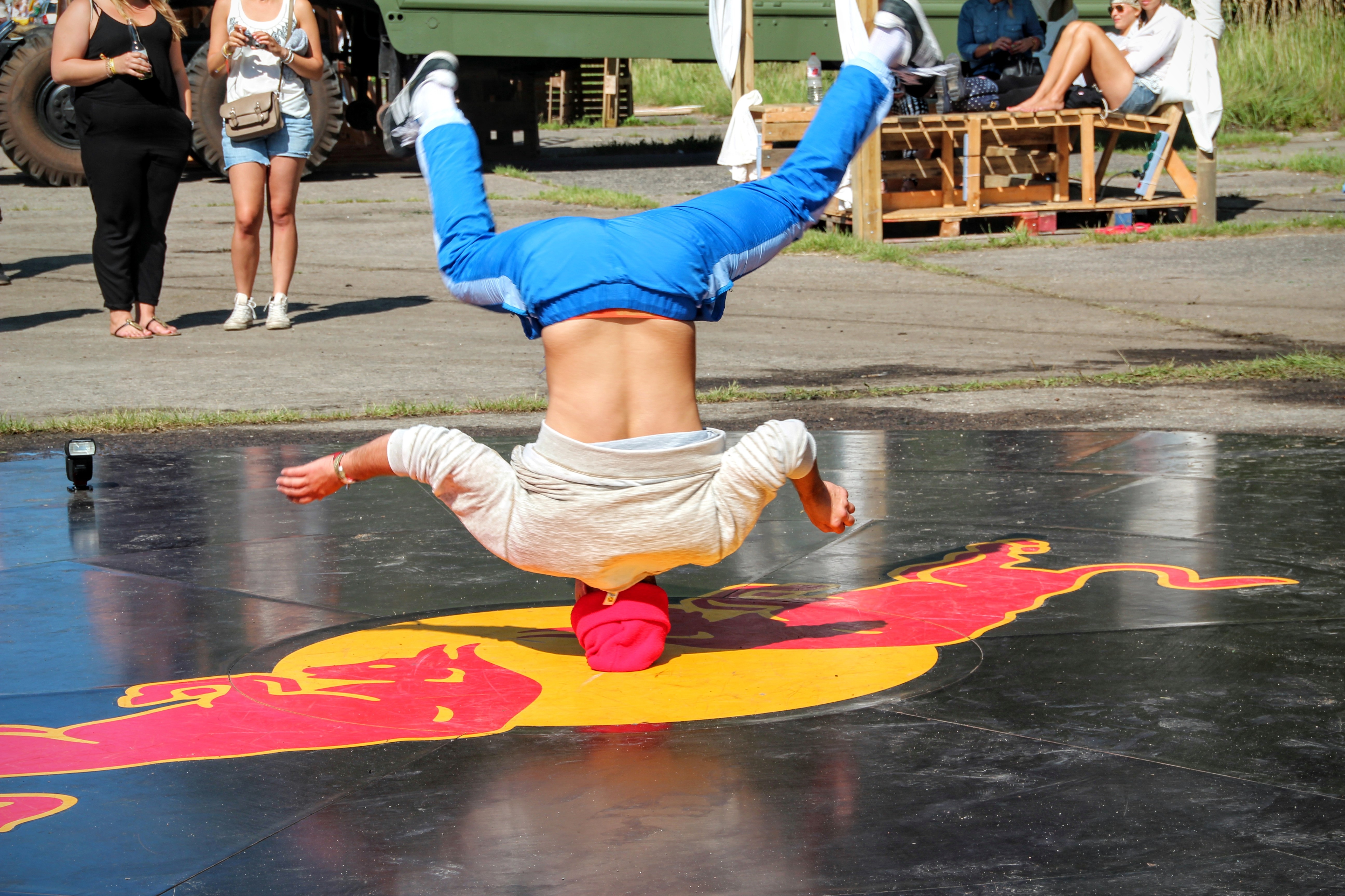 Break dance. Брейк данс Олимпийский вид спорта. Верхний брейк данс. Брейк данс на голове. Брейк данс акробатика.