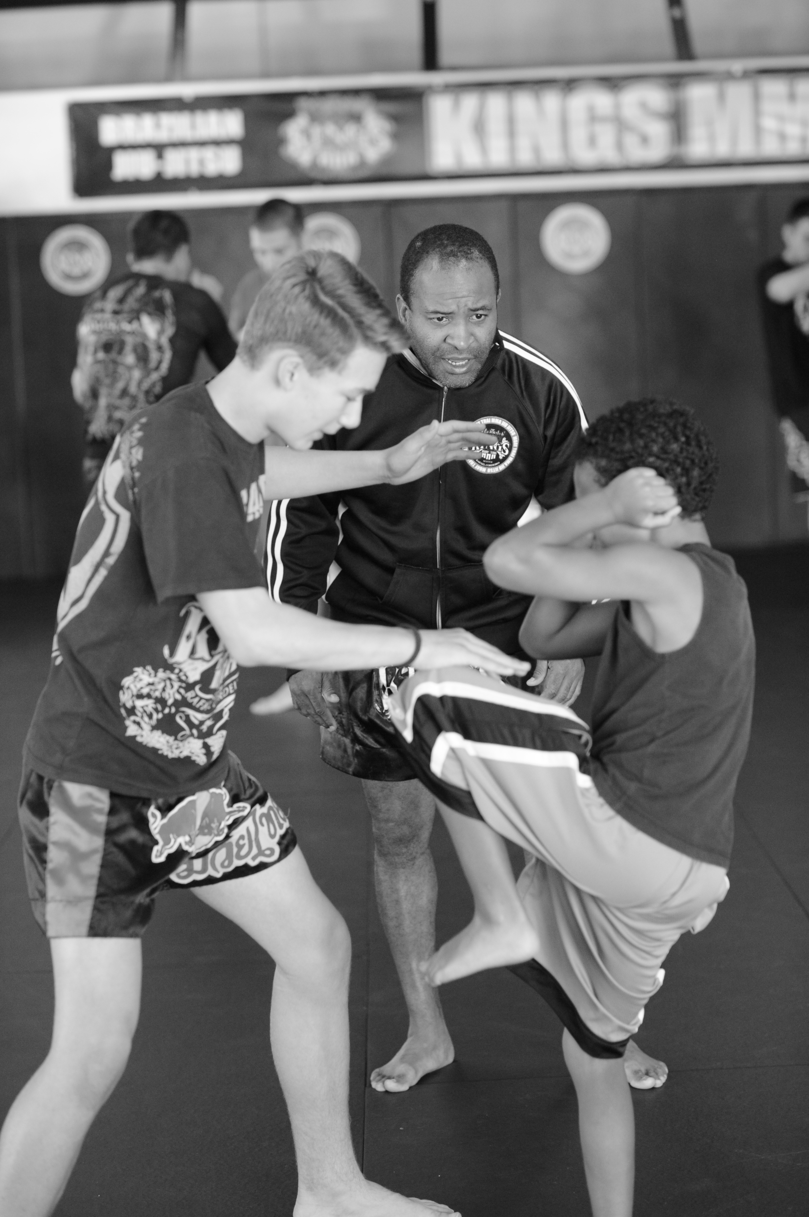 Fighting classes. Борьба единоборства. Черно белое фото единоборства. Ретро фотографии кикбоксинга. Грэпплинг.