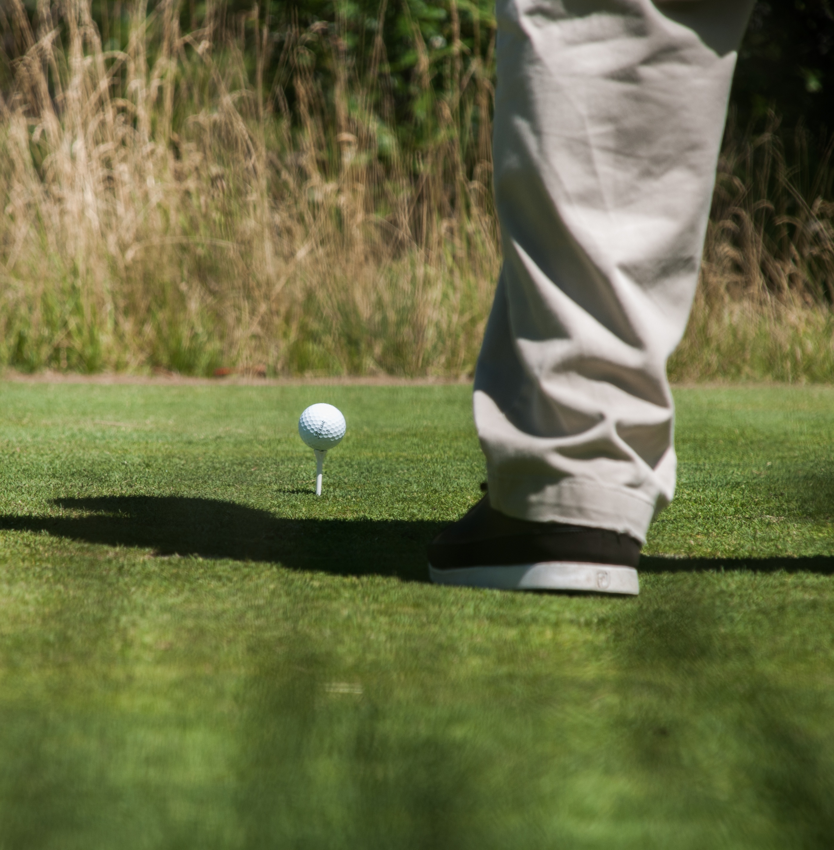 Учит играть в гольф. Мяч для гольфа гольф. Джорджия Болл гольф. Зеленый мяч для гольфа. Подставка для мяча в гольфе.