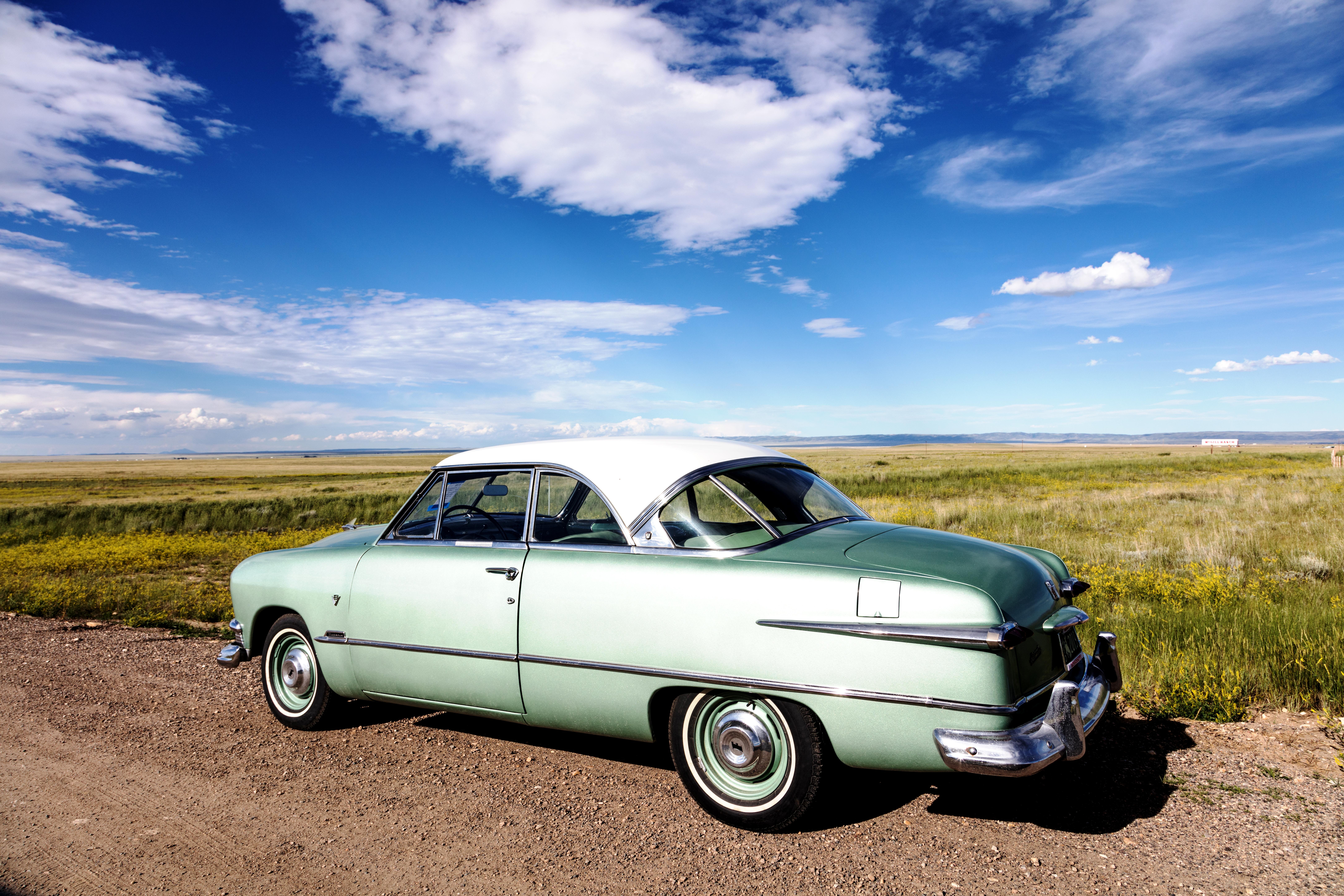 Classic gray. Ford Crown Victoria 1950. Ford 1950s. Машины Северной Америки. Белые колеса на старых машинах.