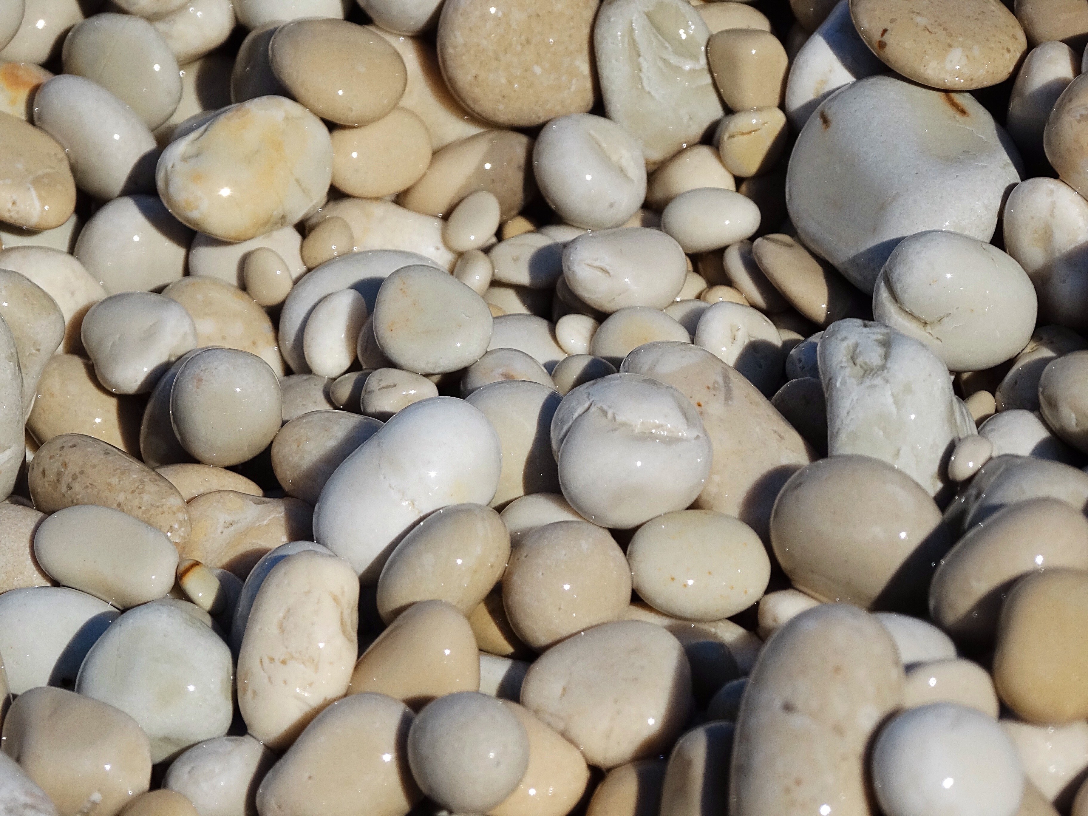 Круглые камушки на пляже