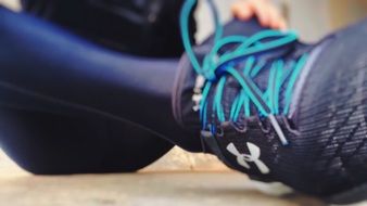 black runner shoes