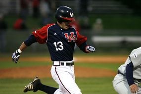 runner in a baseball team on the field