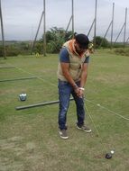 golfer is doing a strike