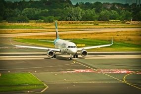 passenger aircraft in DÃ¼sseldorf airport
