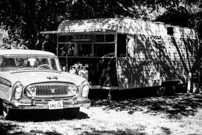 Vintage Trailer Old Car monochrome foto