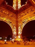 tourists at the foot of eiffel tower