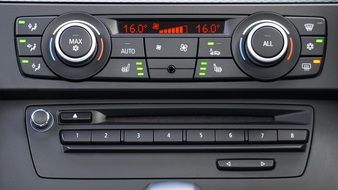 picture of the manual vs automatic air conditioning