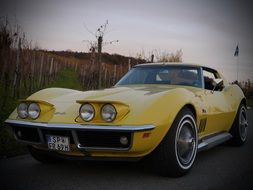 Corvette Oldtimer Yellow