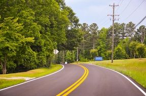 yellow highway markings in America