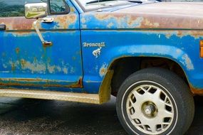 Blue rusty Bronco II truck