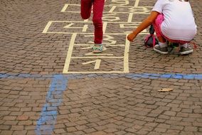 picture of the playing children on a road