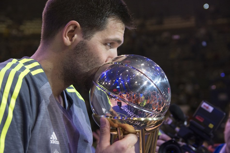 basketball player kisses the Cup