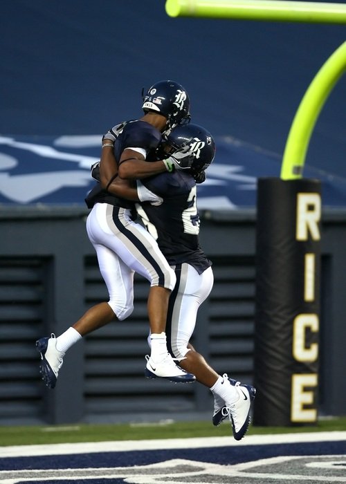 American football players rejoices in victory