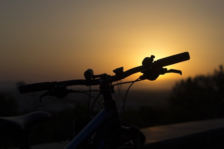 photo bicycle steering wheel on the background of the evening sky