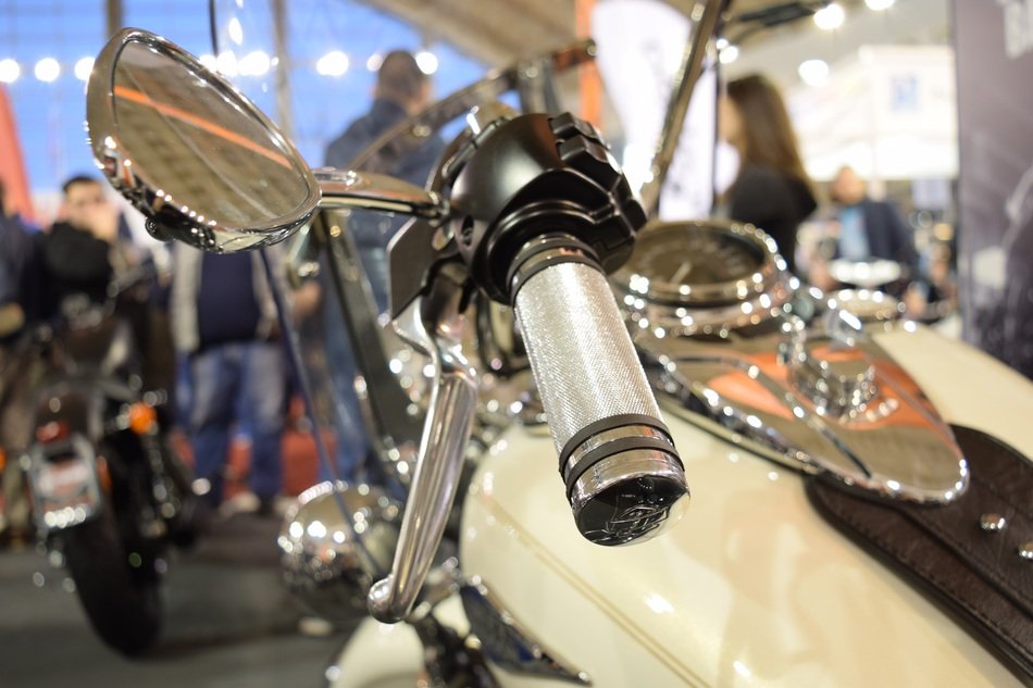 closeup picture of handle on the wheel of harley davidson