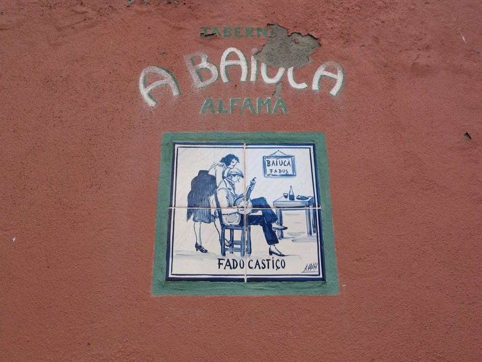 painting on ceramics in portugal
