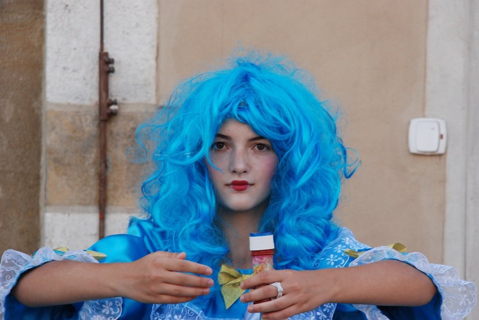 street actress with blue hair
