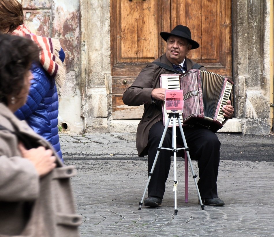 picture of the street musician in Rome