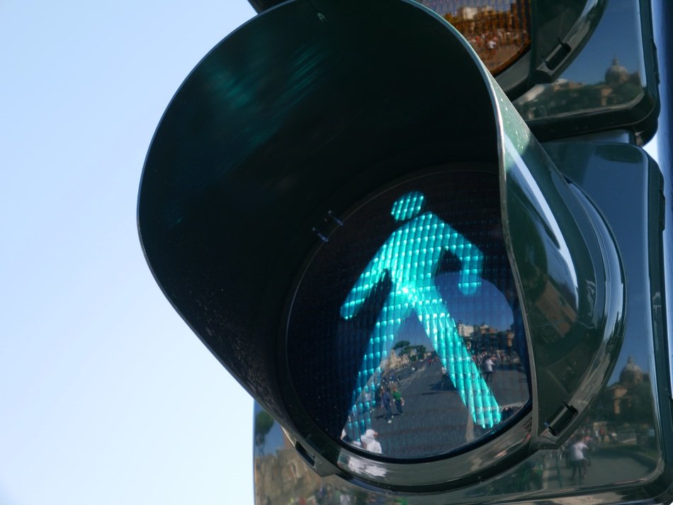 Burning green light at the traffic light