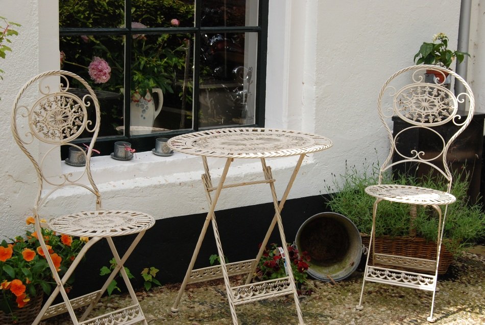 Picture of Chairs and table in a garden