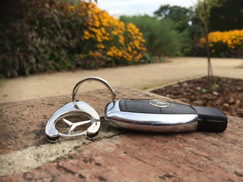 the keys to the car 'Mercedes Benz'