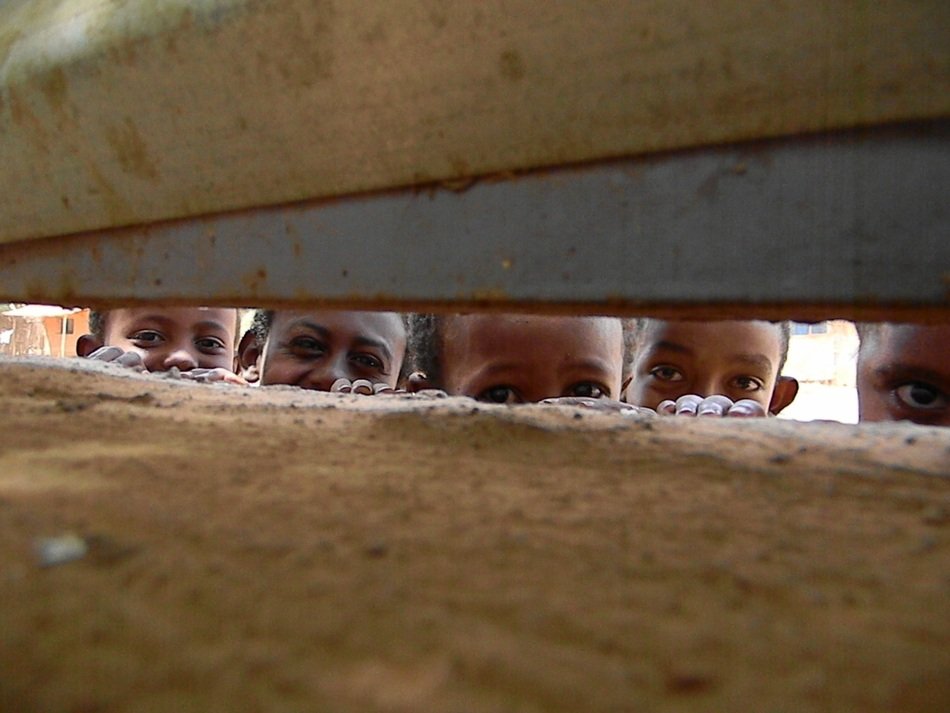 poor Ethiopian children look in the crack