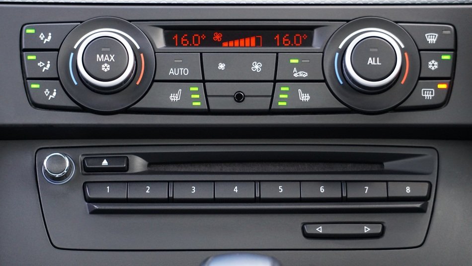 picture of the manual vs automatic air conditioning