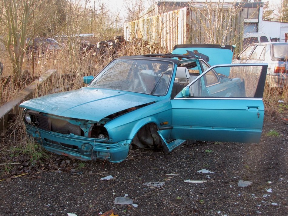 Damaged Bmw E-21 auto