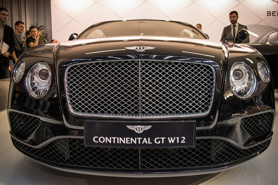 picture of the modern bentley car