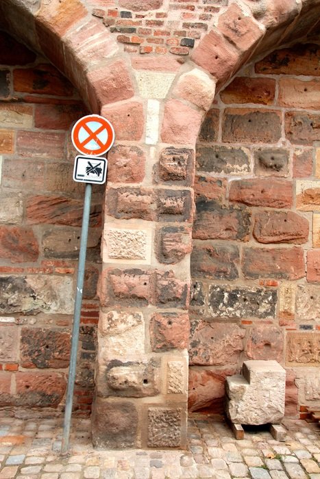 prohibition of parking near a brick wall