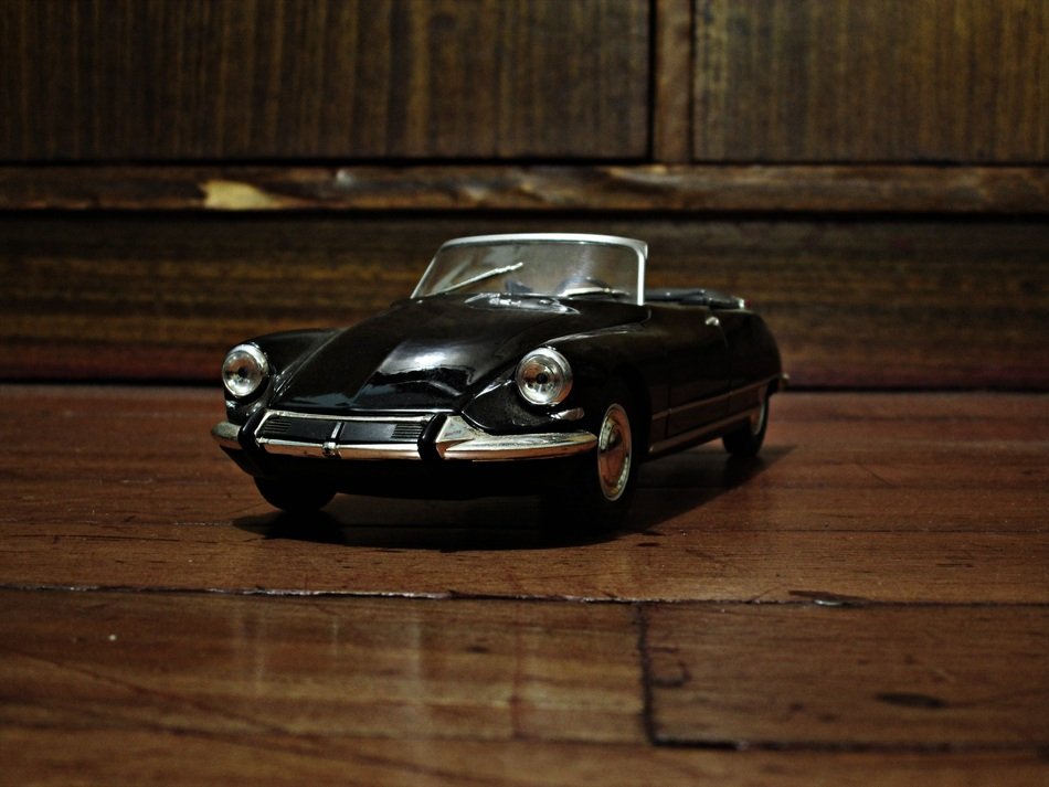 picture of the black Porsche Auto model
