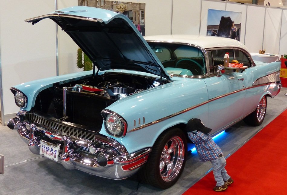 picture of the blue old car