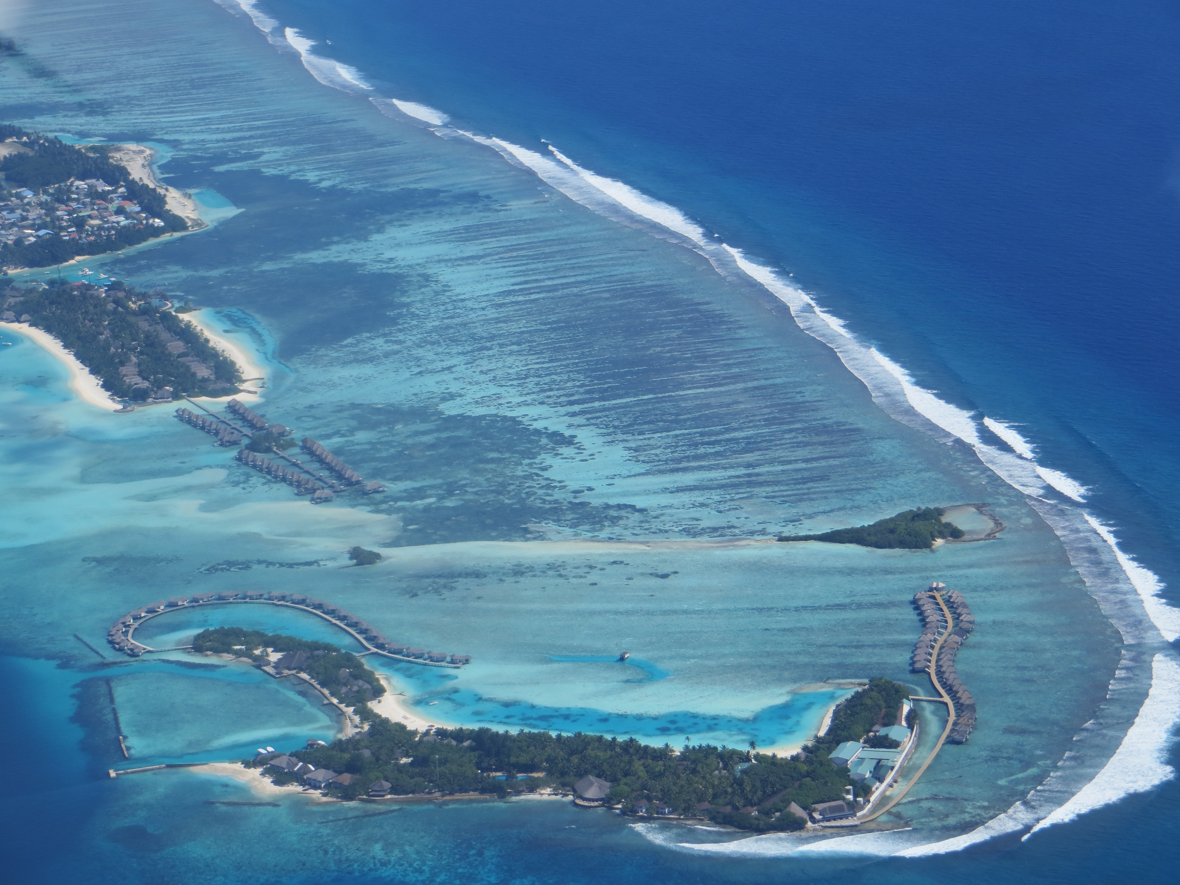 Гигантский остров. Атолл Kuredu Island. Атоллы Мальдив. Мальдивы острова Атолл. Мальдивские острова остров Куреду.