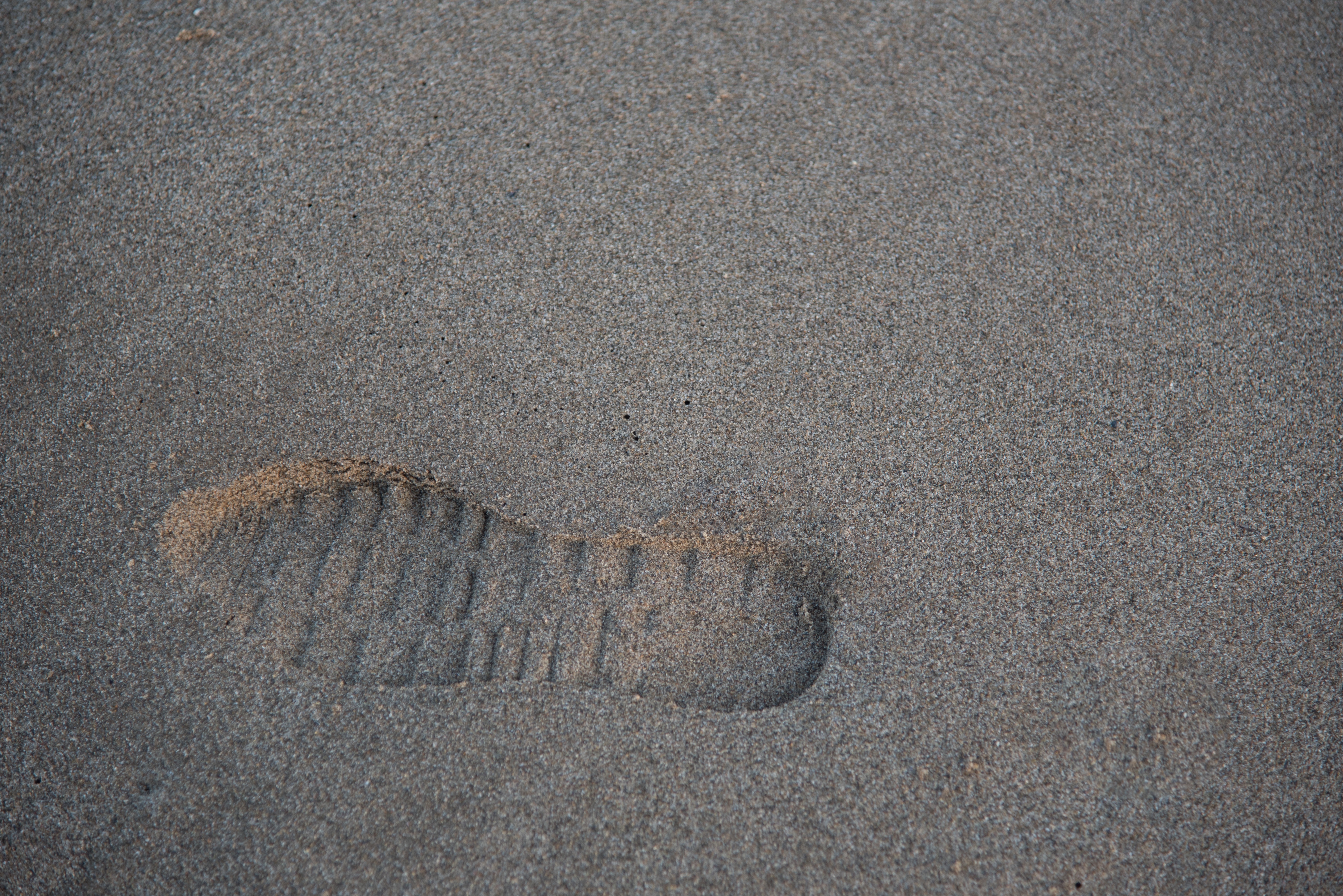 Следы ботинок на песке
