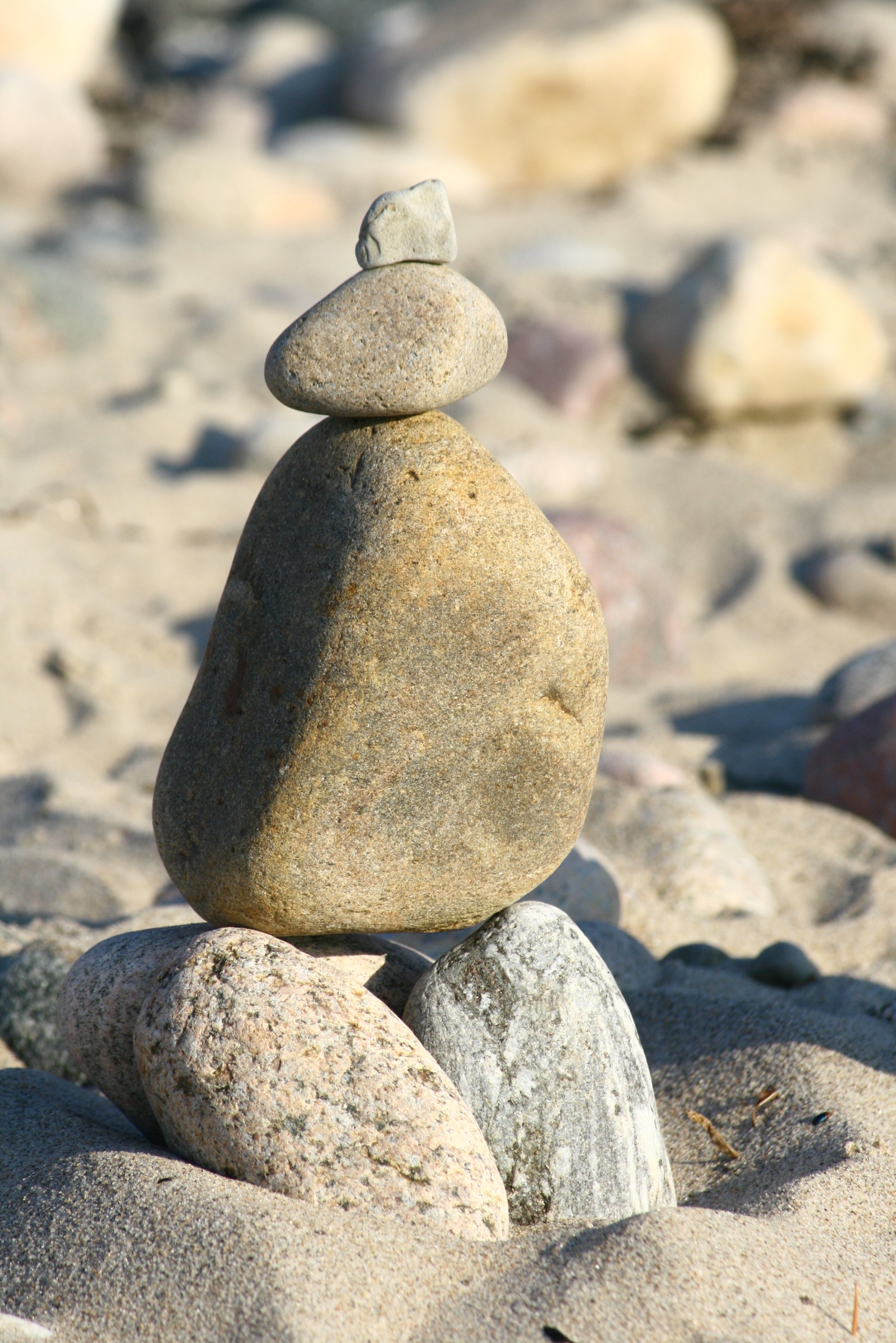 Play stones. Крупные камни. Тяжелый камень. Каменные фигурки. Фигуры из камней на пляже.