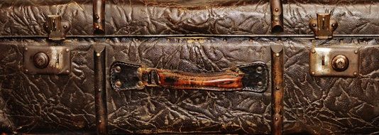 closeup picture of the brown Old Suitcase Front