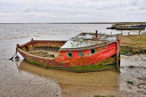 Picture of the wrecked boat on a beach